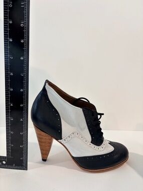 Feminine Black White Leather Spectator Oxford Heels Wingtip Lace Up Sz 5